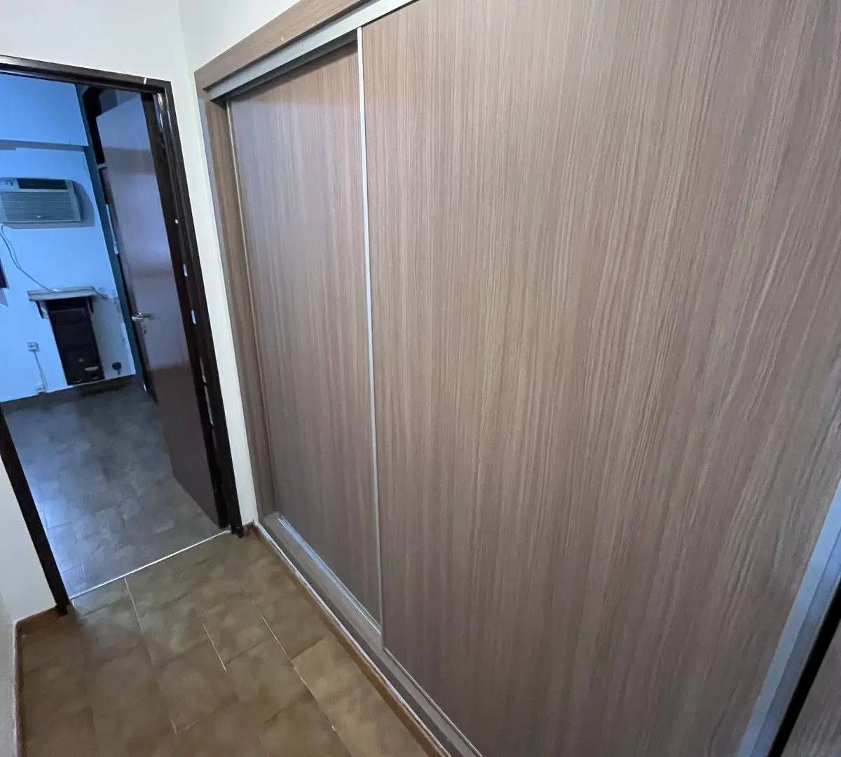 Departamento en alquiler de dos ambientes con balcon a la calle y patio en Flores. 1
