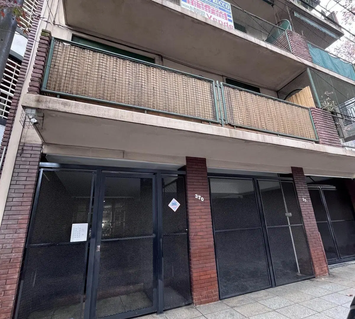 Departamento en alquiler de dos ambientes con balcon a la calle y patio en Flores. 2
