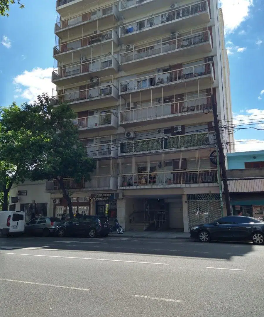 Departamento en venta 3 ambientes al frente con balcon corrrido. 2