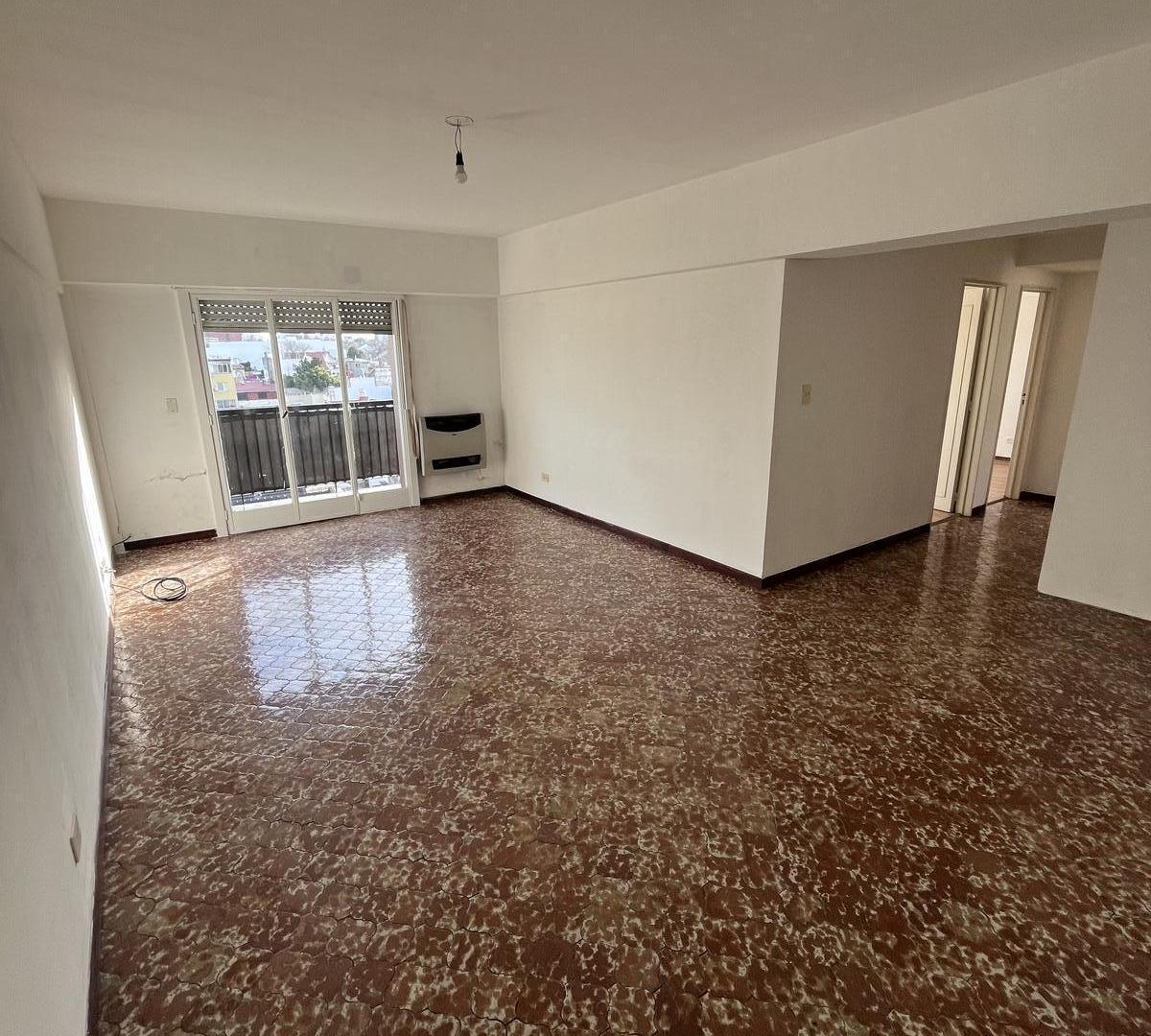 Foto de DEPARTAMENTO DE 4 AMBIENTES AL FRENTE CON BALCÓN EN FLORES, imagen 2