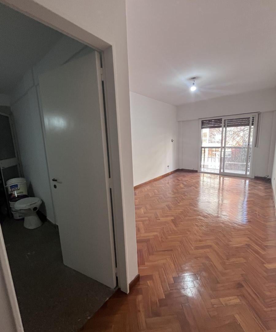 Foto de Departamento de 3 ambientes al frente con balcón corrido en Caballito, imagen 2