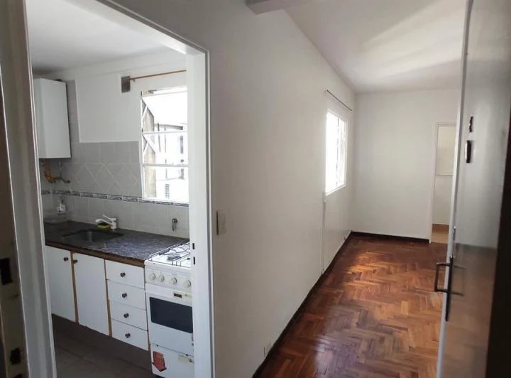 A pasos del subte ,con cocina separada. 1