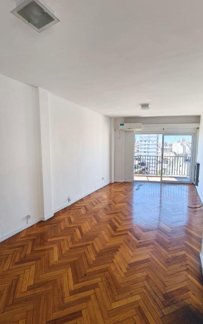 piso alto de 3 ambientes con balcon en Barrio Norte