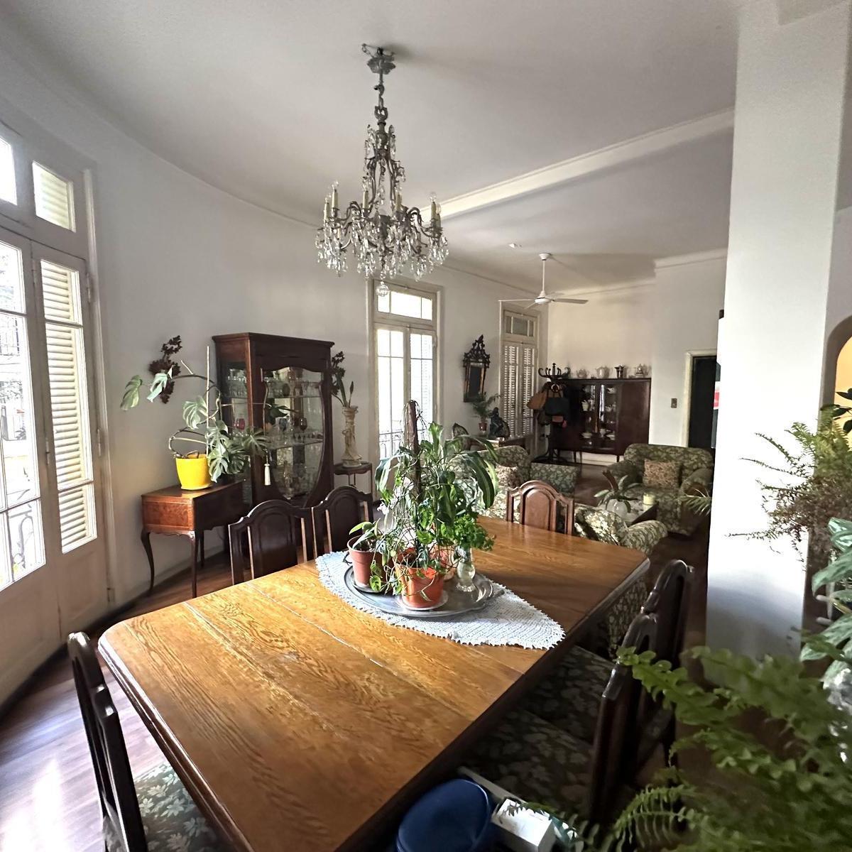 Espectacular Casa Estilo Frances de Mucha Categoria 8 Ambientes con Cochera 2