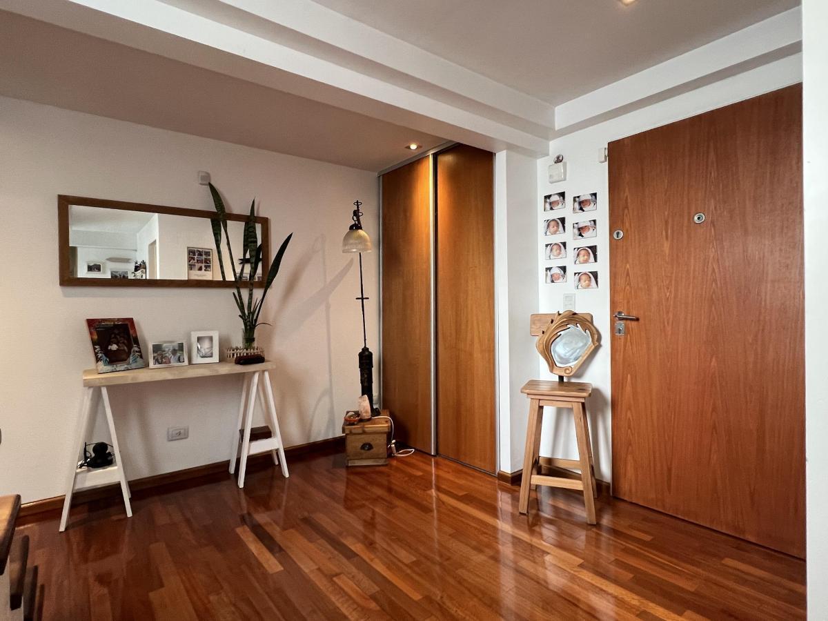 ESPECTACULAR 5 amb en dúplex 300m2. 2 cocheras. Balcón terraza. Súper categoría.