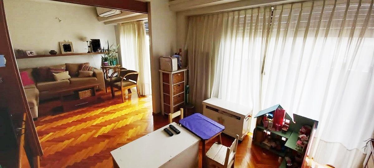 Departamento 5 Ambientes con Dependencia en Flores 3