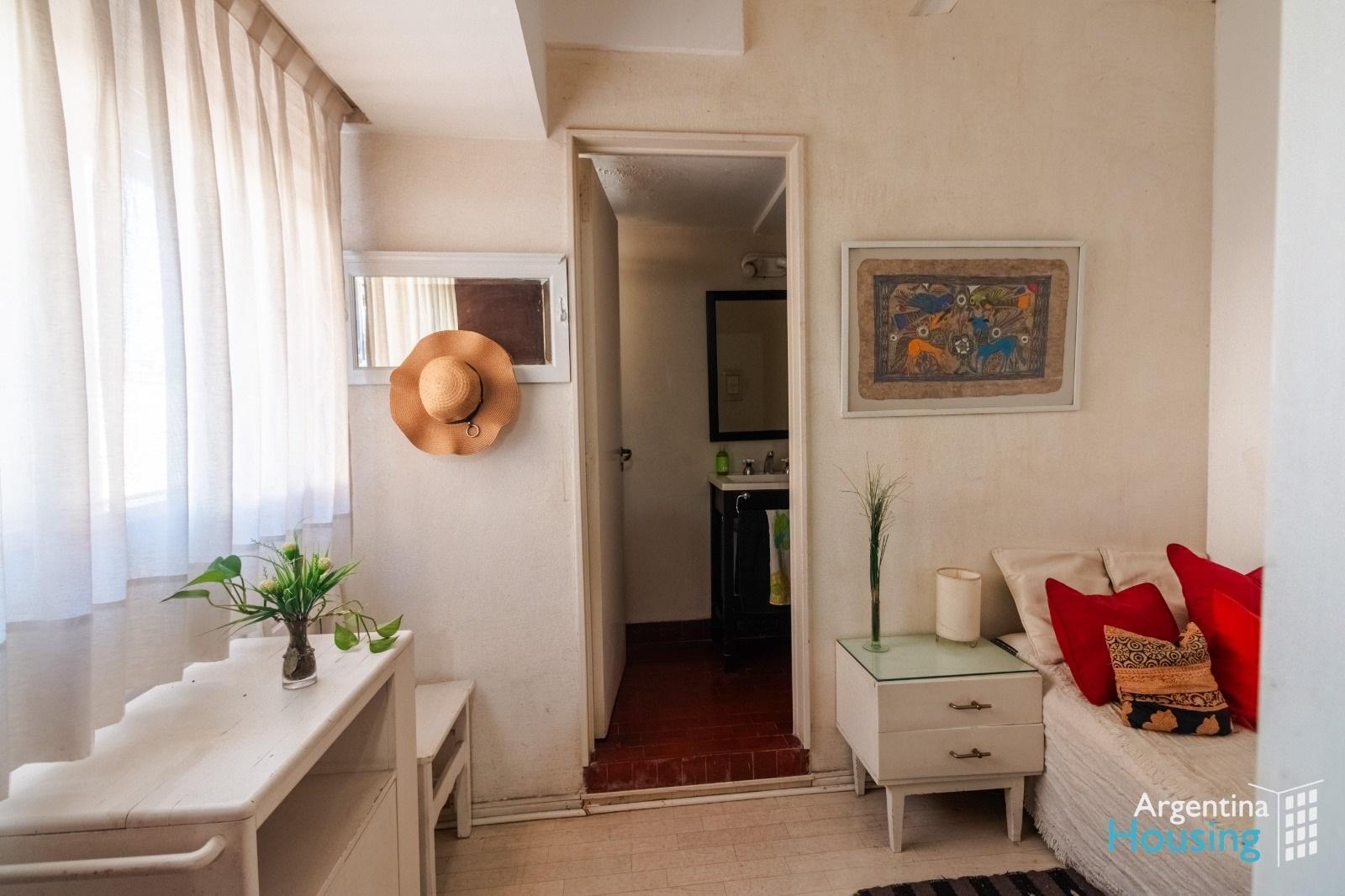 Foto de VENTA DE DUPLEX LUMINOSO CON COCHERA EN RECOLETA, imagen 2