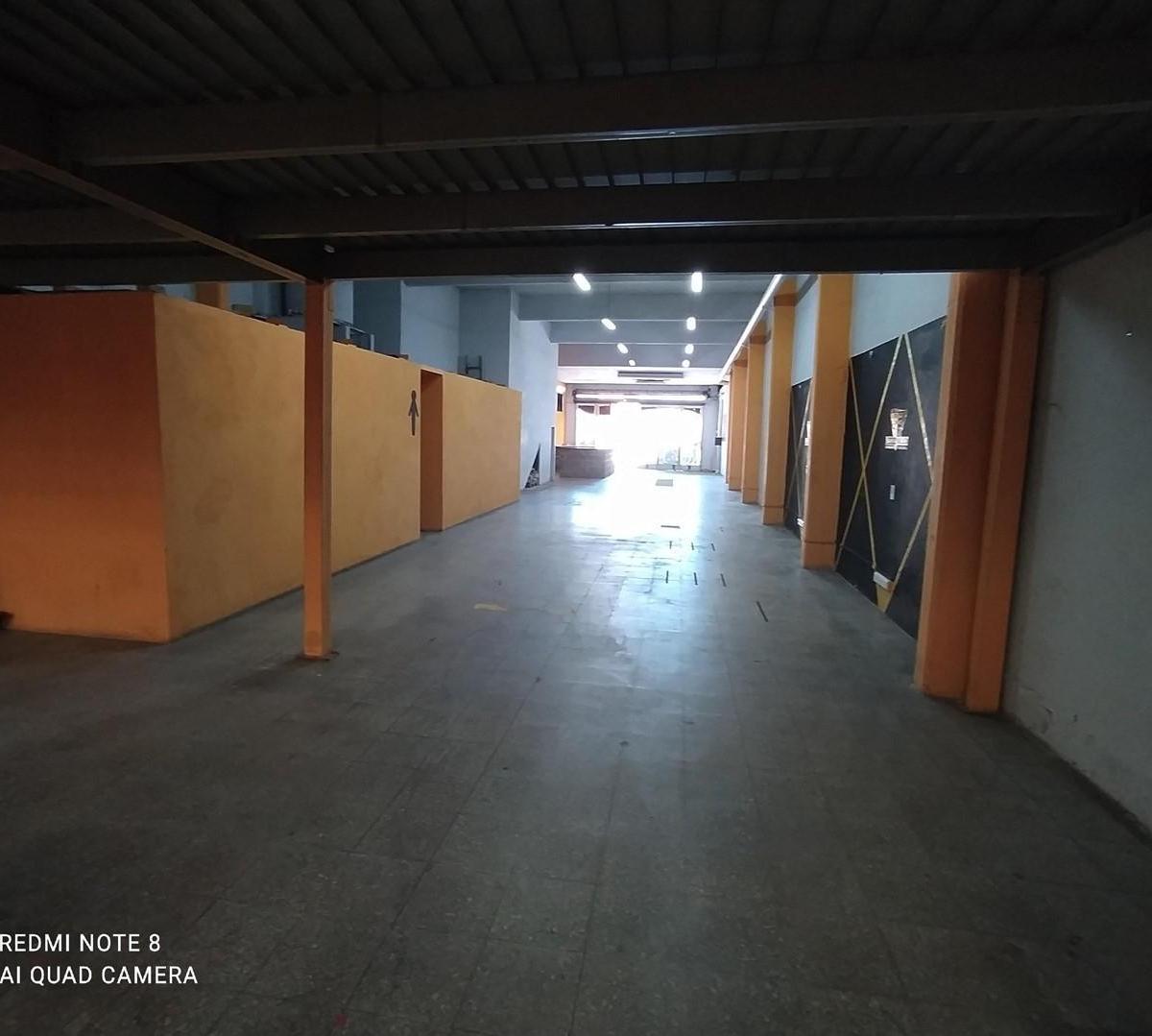 Foto de Local Muy Amplio, 2 Baños y Vestuarios, Oficina, Gran entrepiso - Lanús, imagen 5