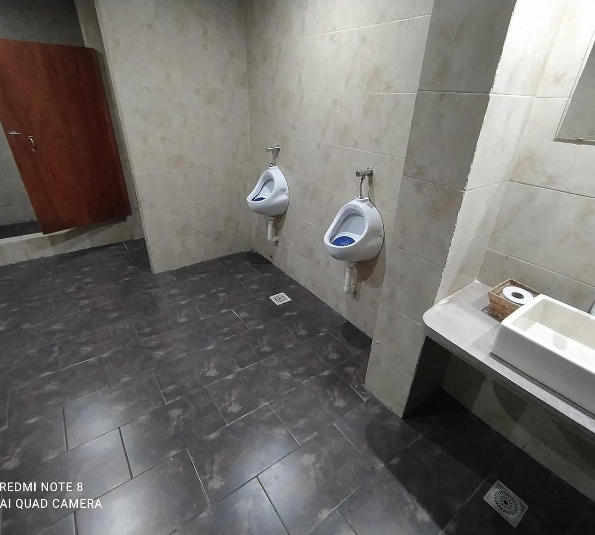 Foto de Local Muy Amplio, 2 Baños y Vestuarios, Oficina, Gran entrepiso - Lanús Oeste, imagen 3