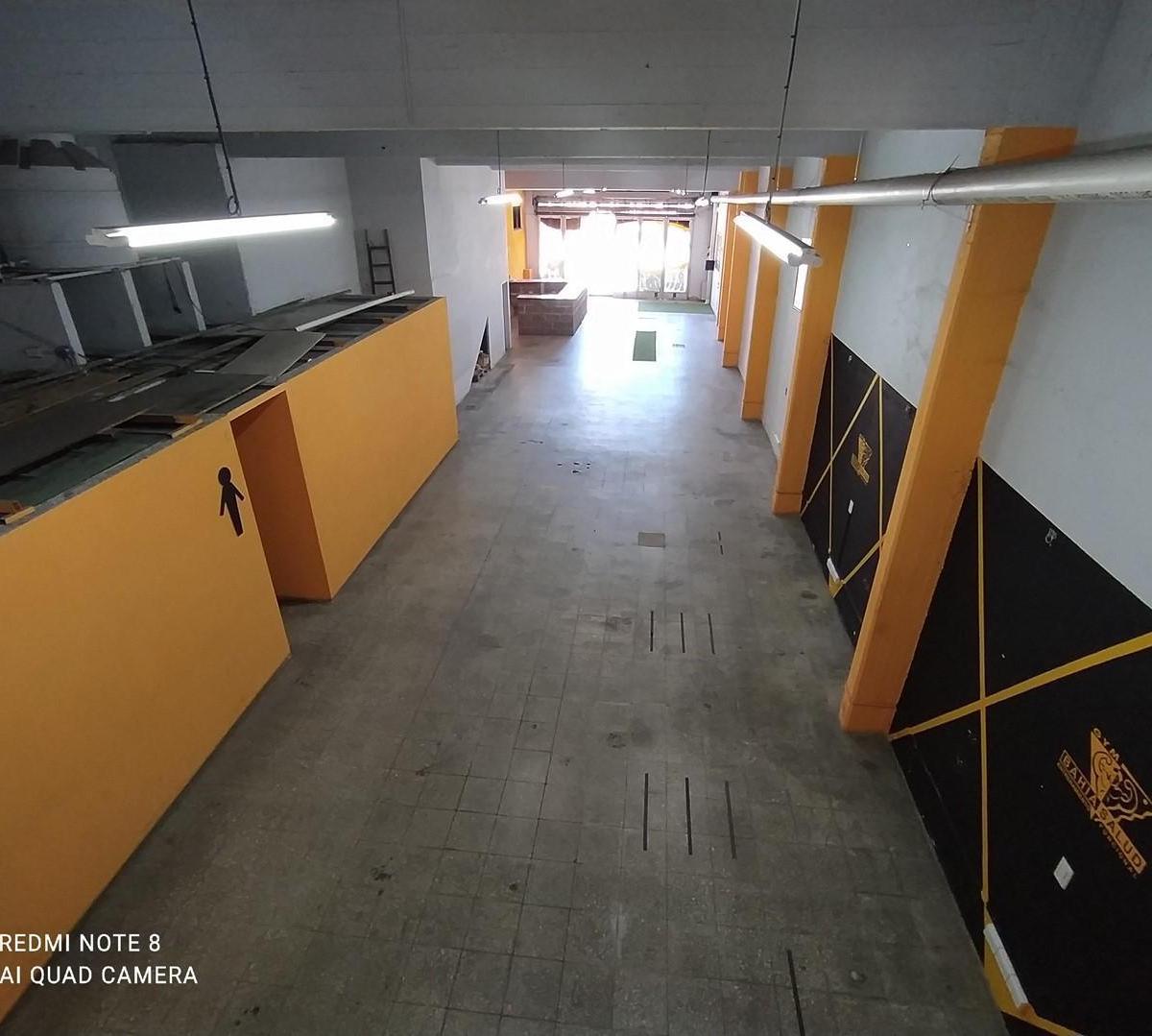 Foto de Local Muy Amplio, 2 Baños y Vestuarios, Oficina, Gran entrepiso - Lanús Oeste, imagen 2
