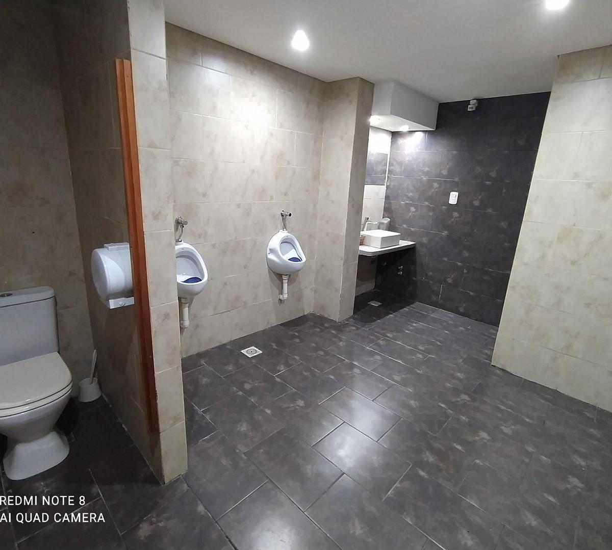 Foto de Local Muy Amplio, 2 Baños y Vestuarios, Oficina, Gran entrepiso - Lanús, imagen 4