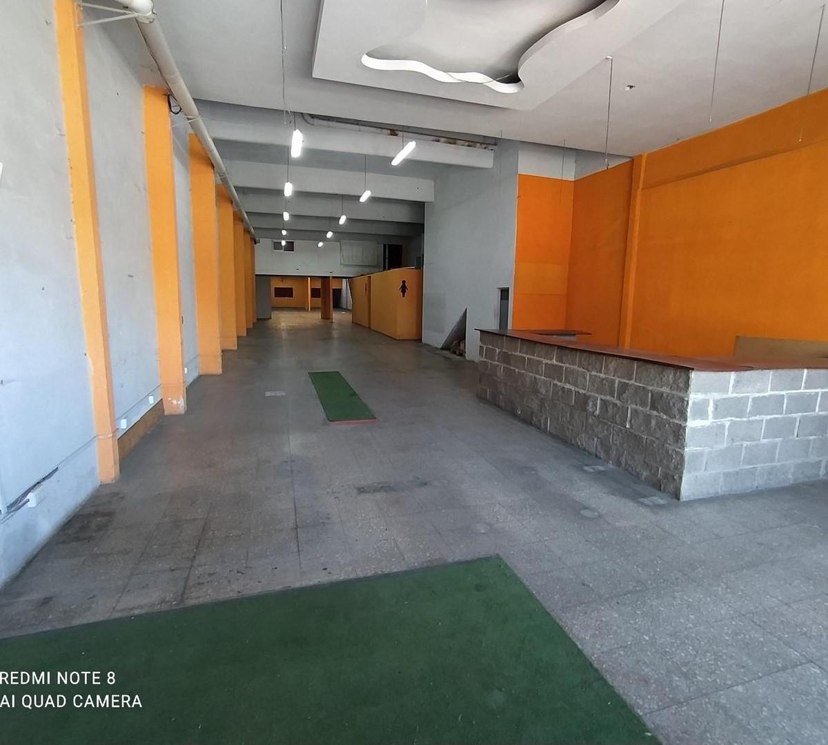 Local Muy Amplio, 2 Baños y Vestuarios, Oficina, Gran entrepiso - Lanús Oeste
