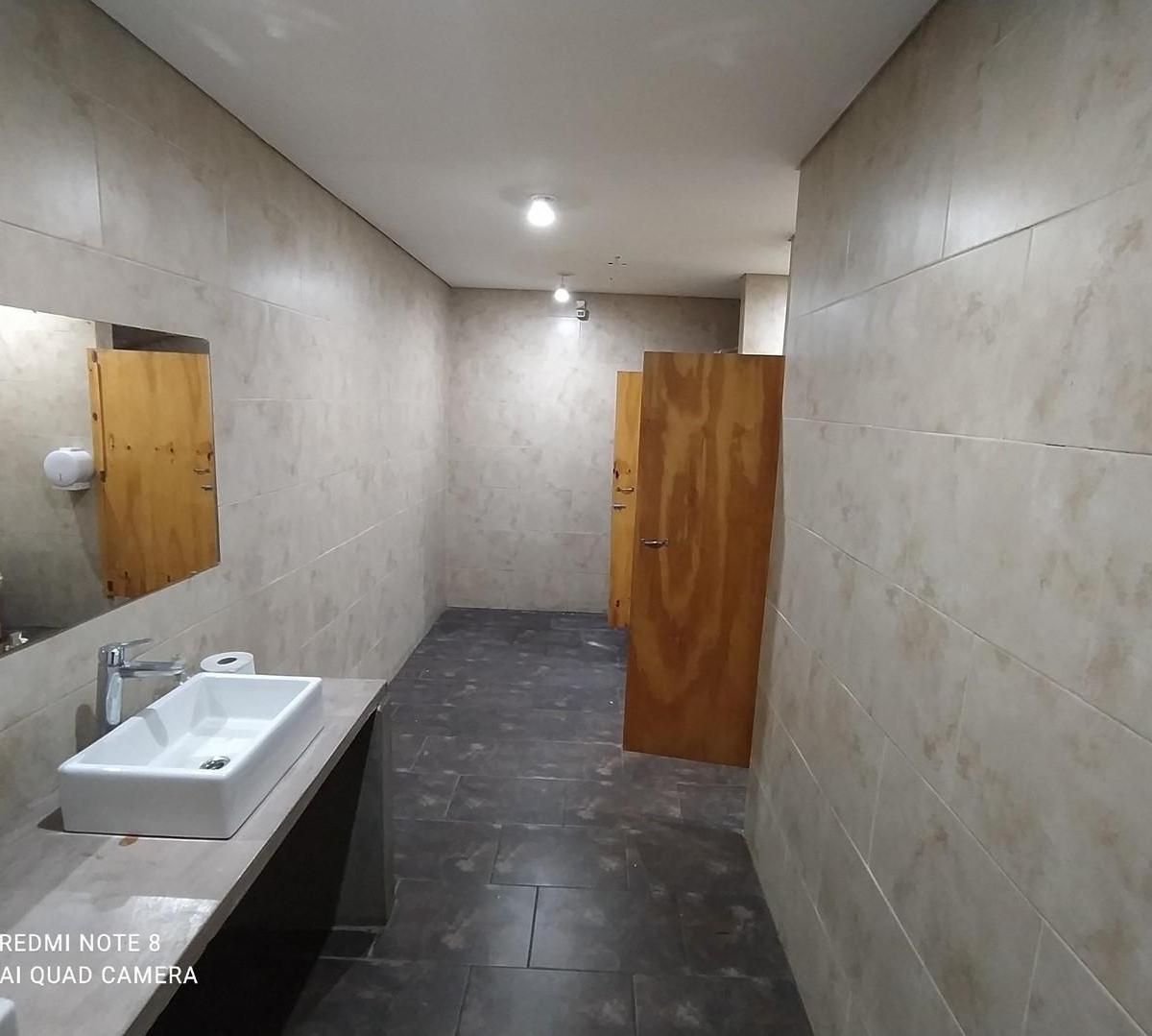 Foto de Local Muy Amplio, 2 Baños y Vestuarios, Oficina, Gran entrepiso - Lanús Oeste, imagen 4