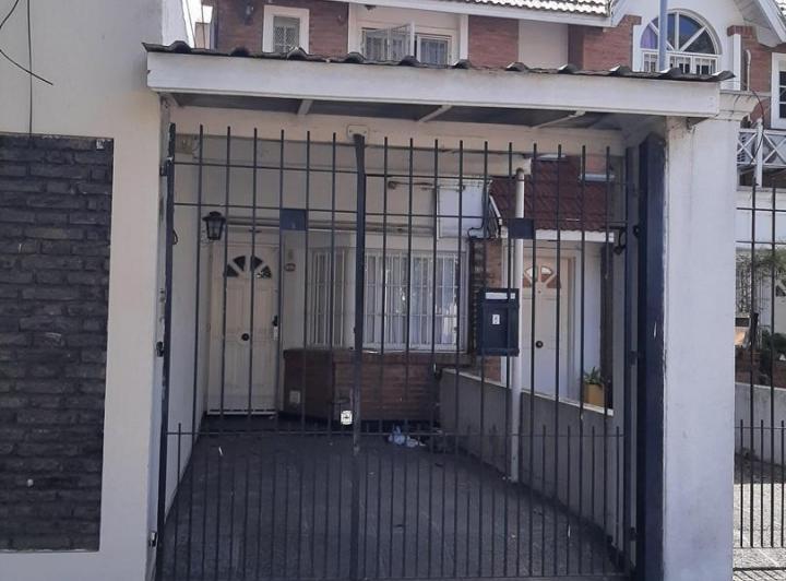 Triplex 4 Ambientes, Garage, Patio con Parrilla en Alquiler en Lanús Este 2