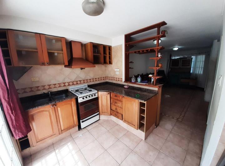 Triplex 4 Ambientes, Garage, Patio con Parrilla en Alquiler en Lanús Este 1