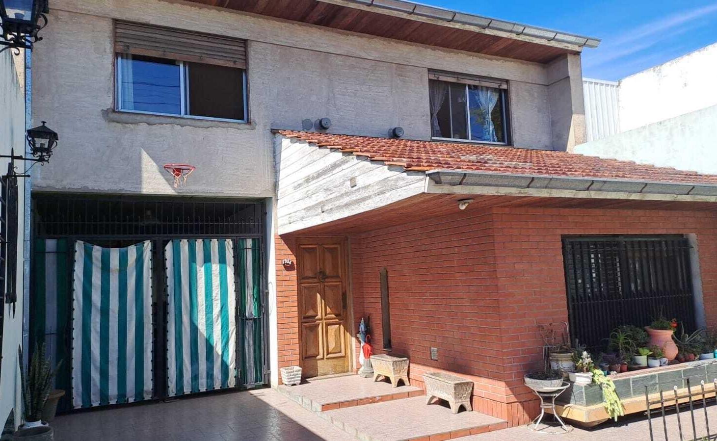 Chalet 6 Ambientes C/Garage Pasante, Fondo Libre, Quincho, Amplio Lote - Venta en Lanús Oeste