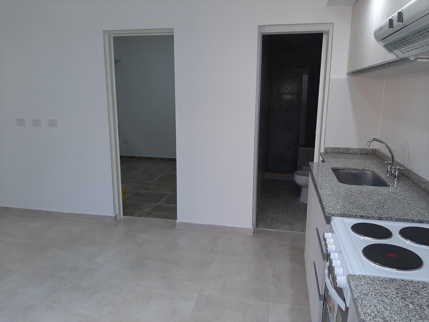 Foto de PH 2 Ambientes C/Patio en Alquiler Remedios De Escalada, Lanús, imagen 2