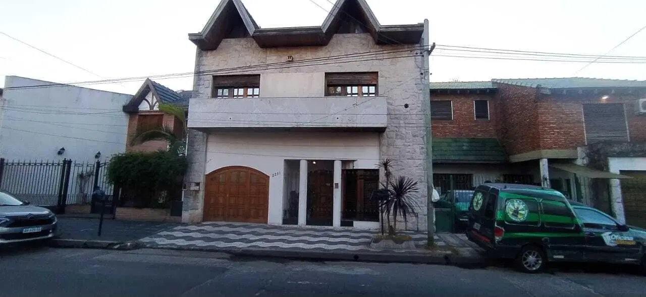 Chalet 5 Ambientes Con Garage, Quincho, Parque y Piscina en Venta en Lanús Oeste 2