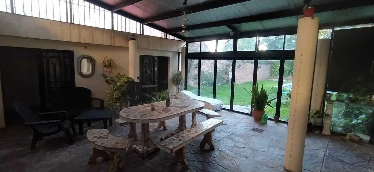 Chalet 5 Ambientes Con Garage, Quincho, Parque y Piscina en Venta en Lanús Oeste 1