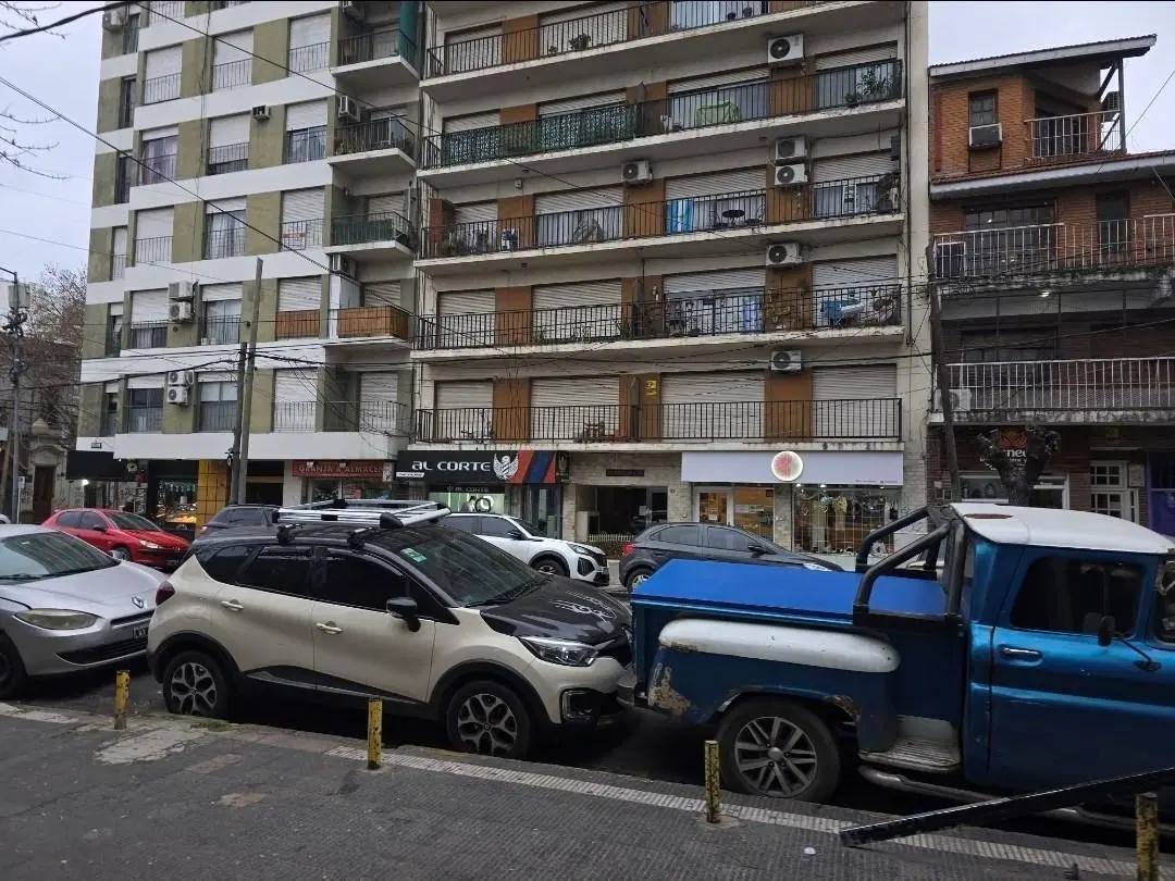 Local C/Vidriera y Cortina Automatica en Alquiler en Lomas de Zamora 4
