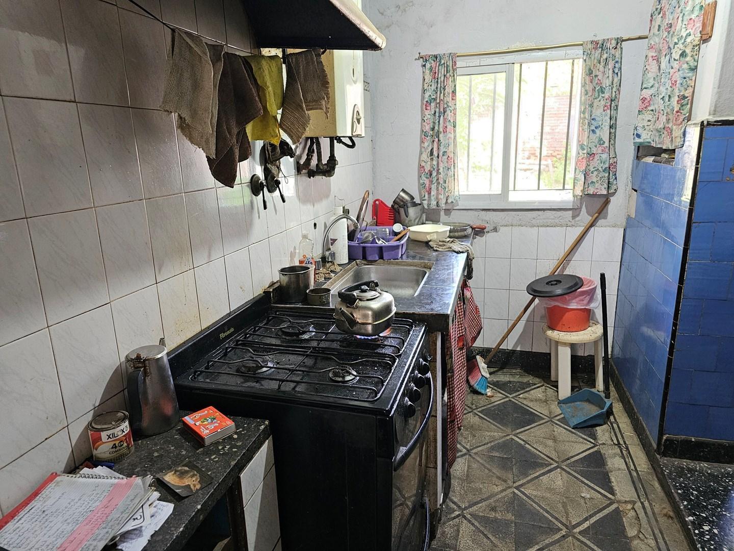 Foto de Casa a Reciclar con Amplio Lote - en Venta en Lanús Oeste, imagen 2