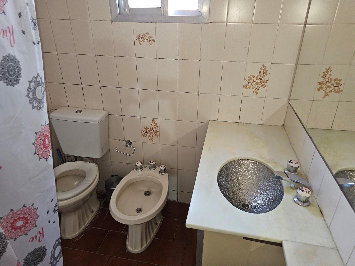 Foto de Piso 4 Ambientes al Frente con Balcon y Patio - Sin Expensas - Lanús, imagen 1