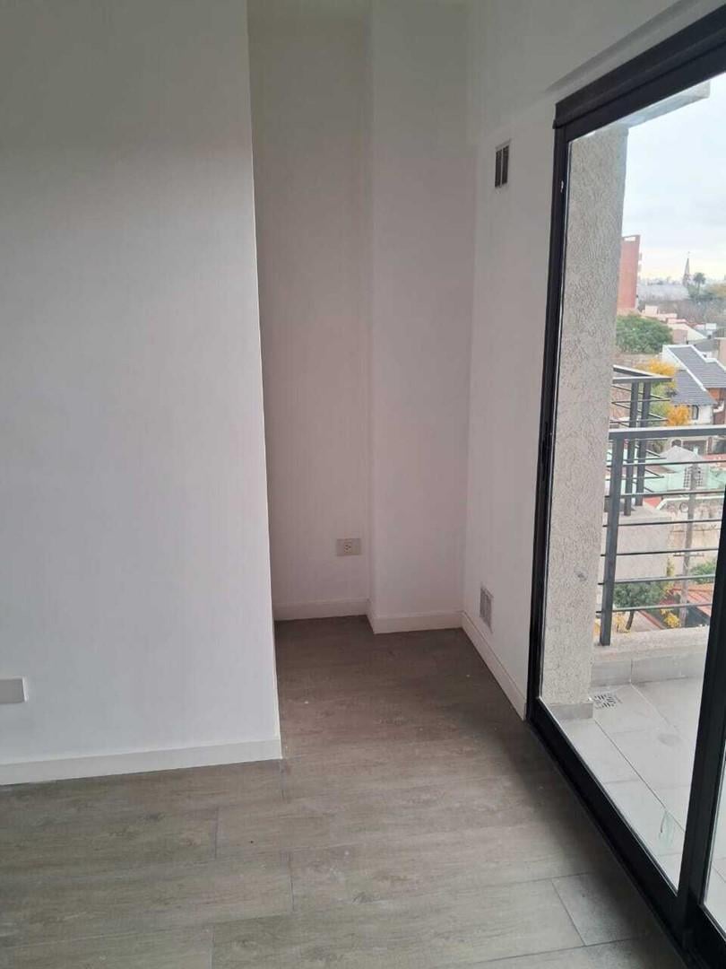 Foto de Departamento Semipiso 2 Ambientes C/Balcon y Cochera - Valentín Alsina, imagen 3