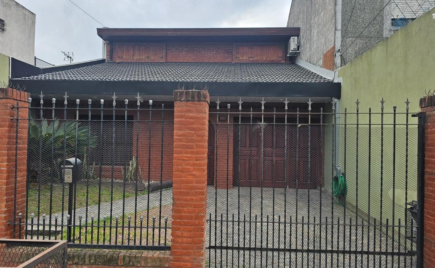 Foto de Chalet 5 ambientes C/Garage 3 Autos, Quincho y Fondo Libre en Venta en, imagen 1