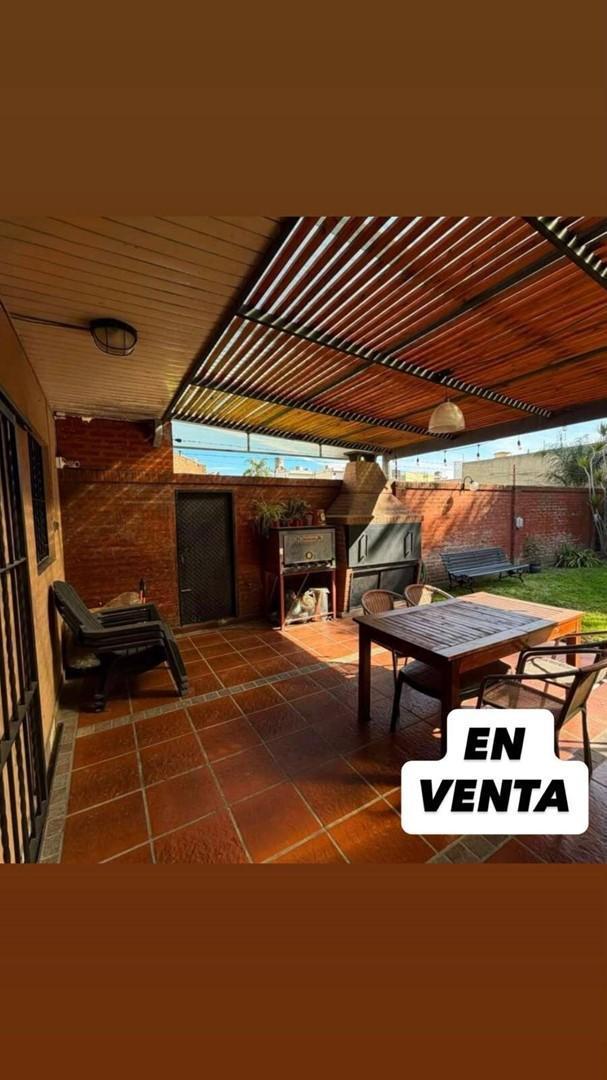 Foto de Chalet 5 ambientes C/Garage 3 Autos, Quincho y Fondo Libre en Venta en, imagen 2