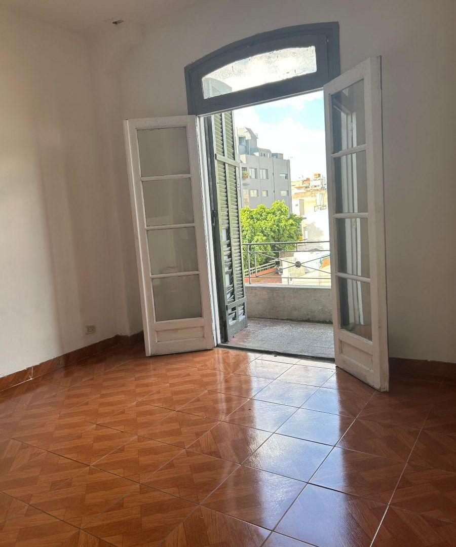 Departamento 2 ambientes en alquiler con balcón en tercer piso por escalera