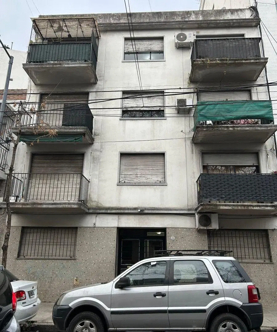 Goya y Juan B Justo: depto 2 ambientes 2do. piso por escalera 3