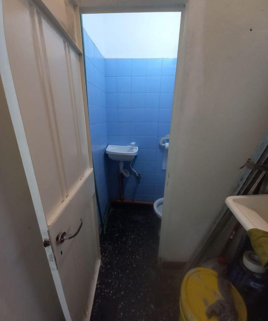 Local a la calle SIN EXPENSAS con baño - Av. San Isidro 4100