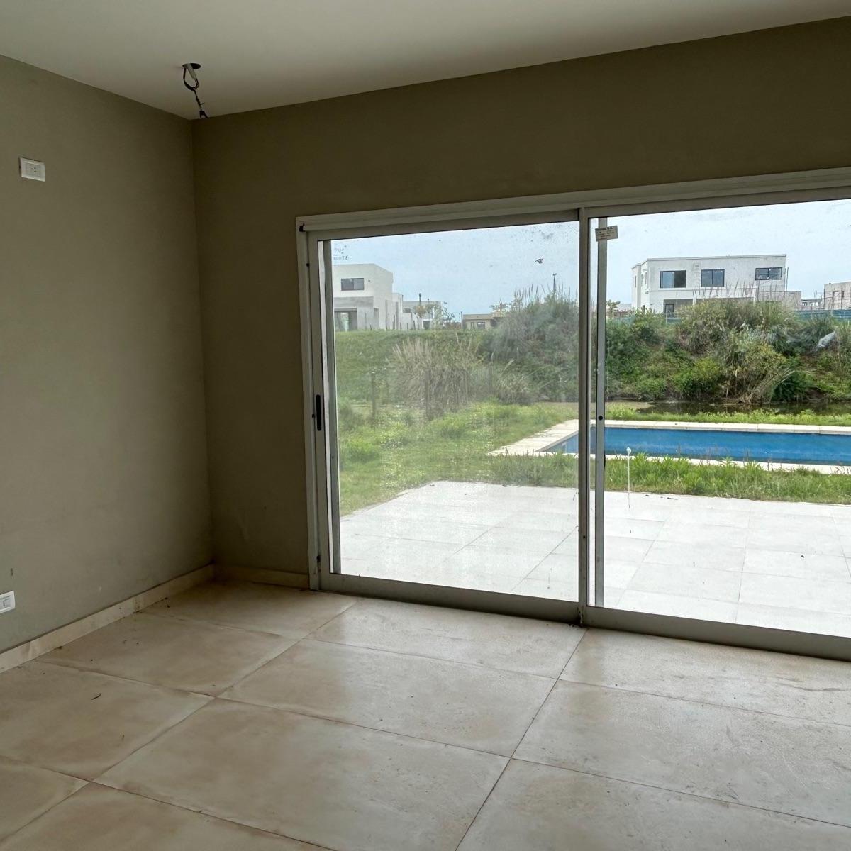 Casa en dos plantas al agua