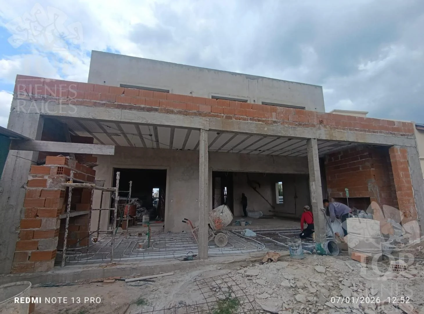 casa con espejo de agua