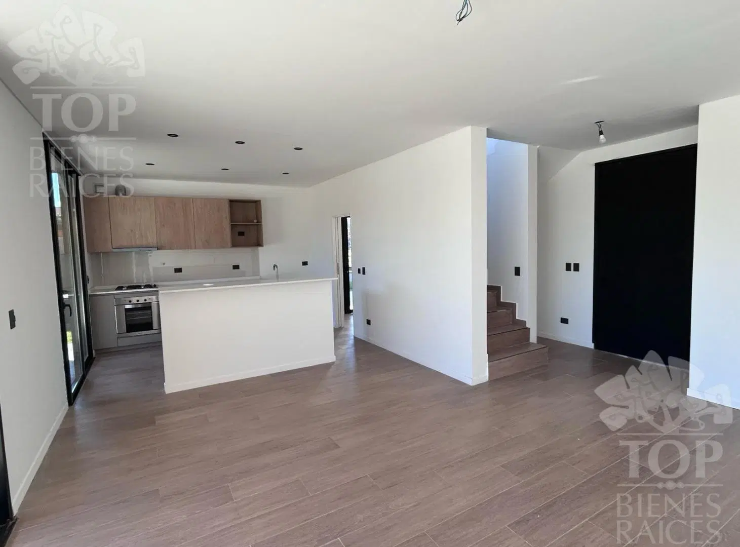 Casa en dos plantas a estrenar en El Canton 8