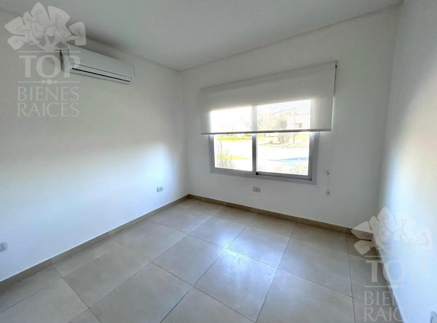 Casa en alquiler anual en El Canton 8