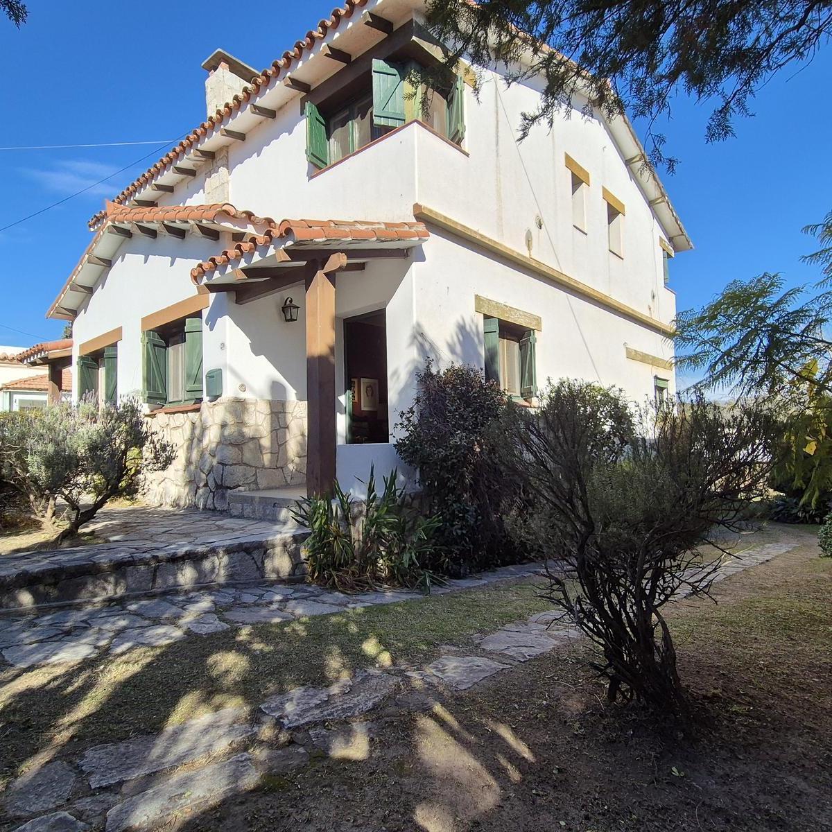 Importante Casa en Venta - a 100 m. del Tajamar - Alta Gracia 3