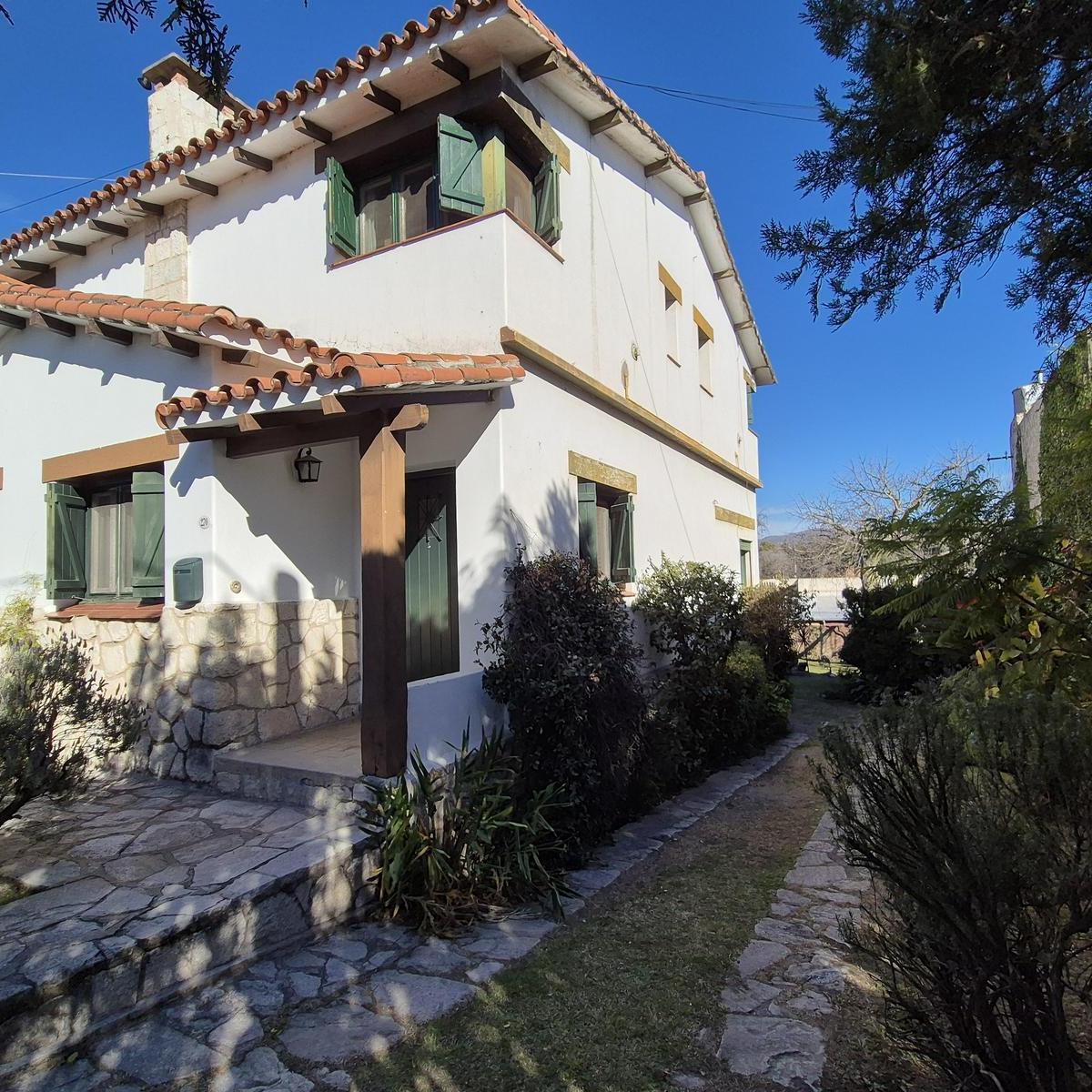 Importante Casa en Venta - a 100 m. del Tajamar - Alta Gracia 5