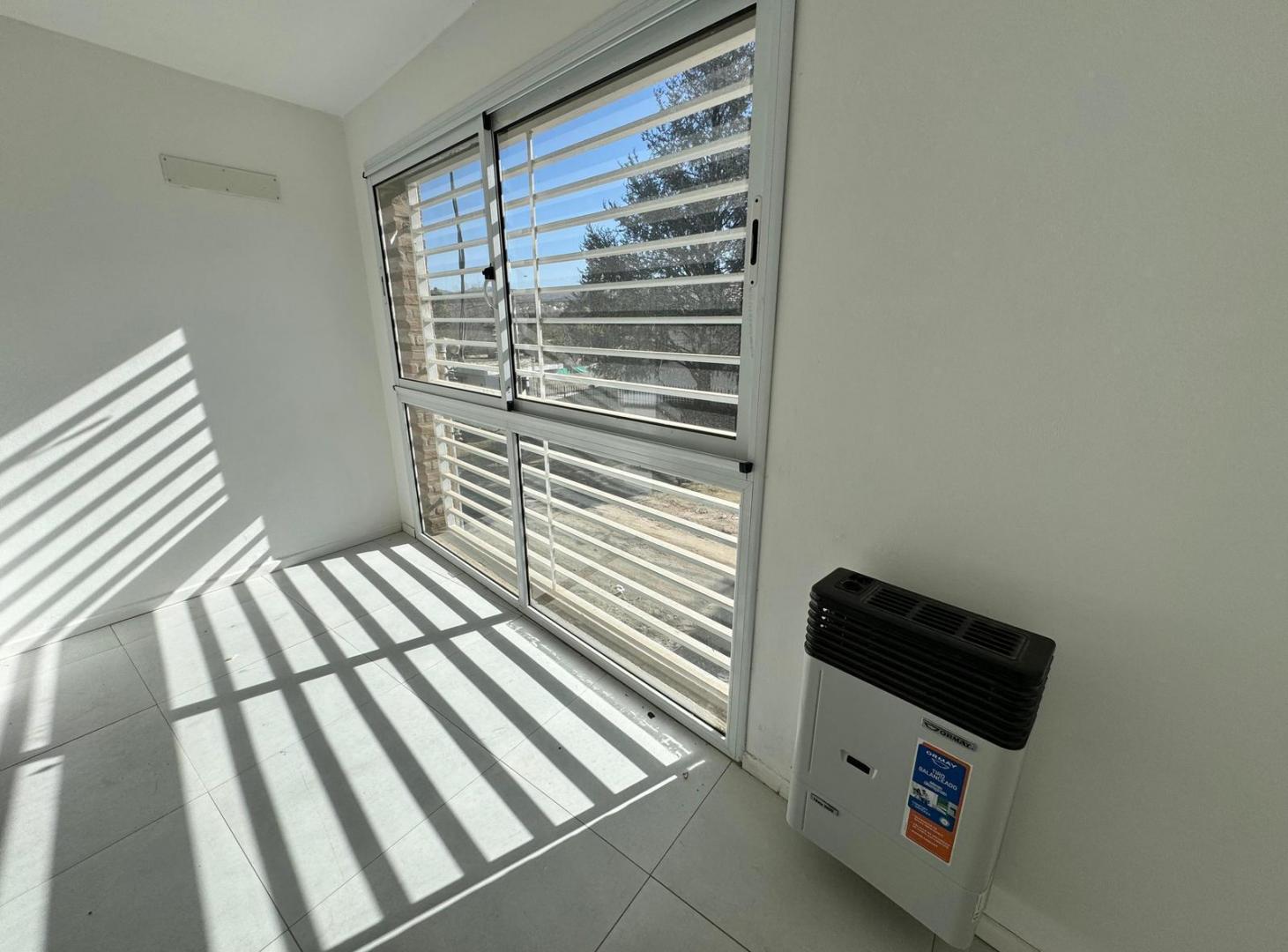 Foto de ALQUILER - Departamento de 1 Dormitorio C/Cochera - Concejal Alonso, imagen 3