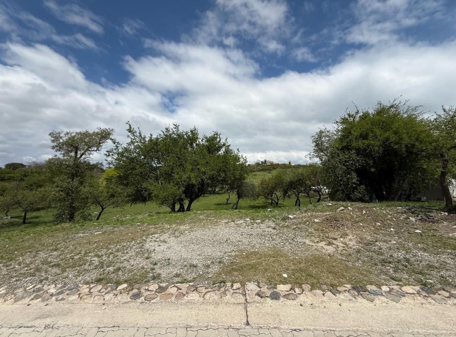 Foto de Terreno ALTA GRACIA COUNTRY GOLF - TODOS LOS SERVICIOS - 1056 M2, imagen 3
