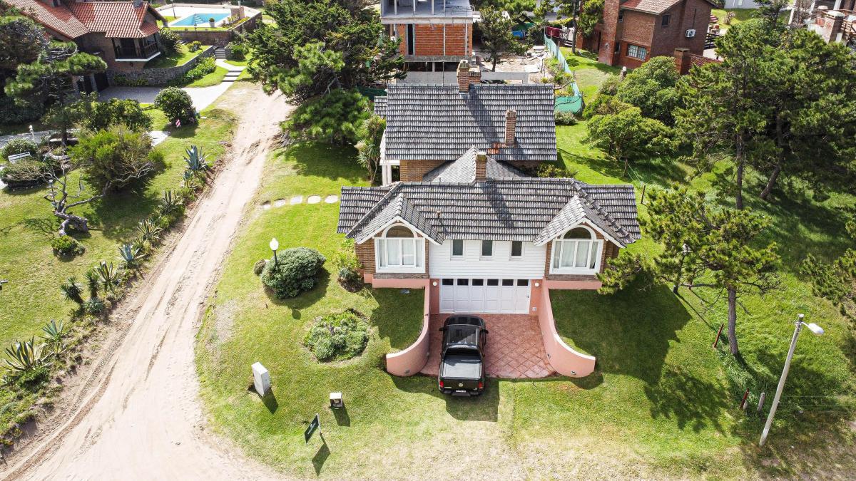 Casa tradicional en venta Buen Orden esq. Odisea- Zona norte - 5 ambientes a metros del mar