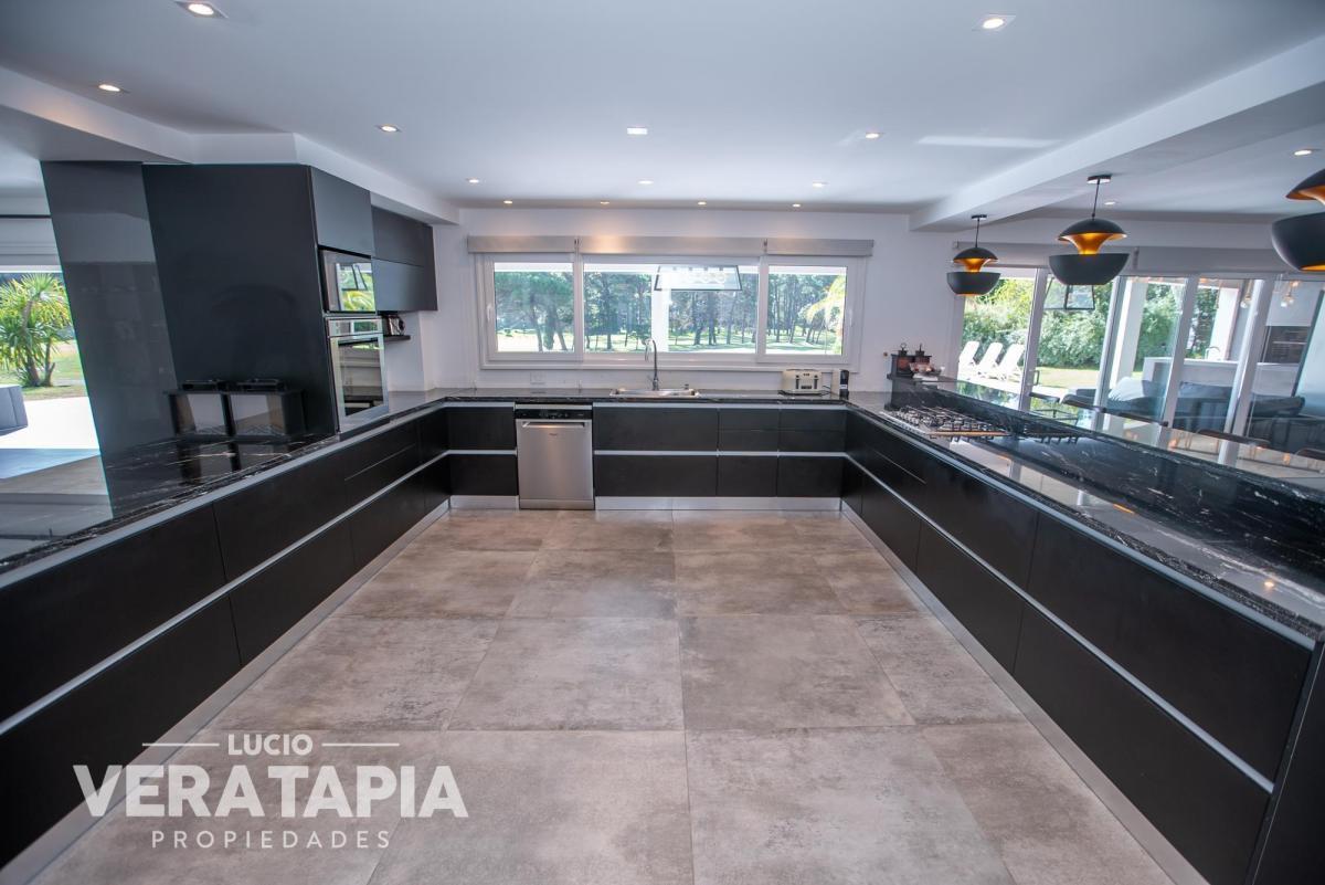 Foto de Av Shaw y De La Merluza- Importante propiedad en venta- PINAMAR, imagen 4