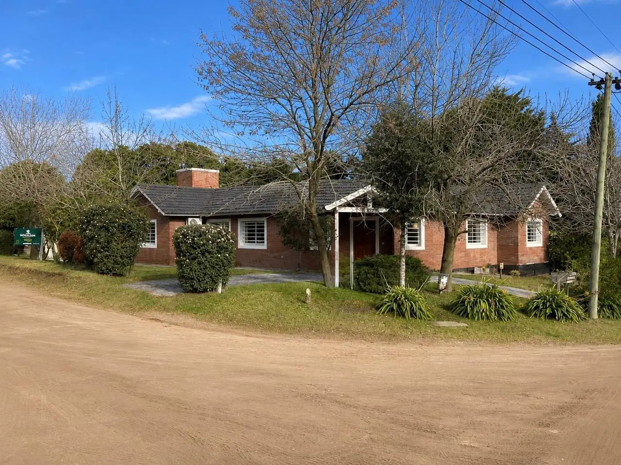 Casa de 5 ambientes en esquina, con Pileta. Zona Golf 2