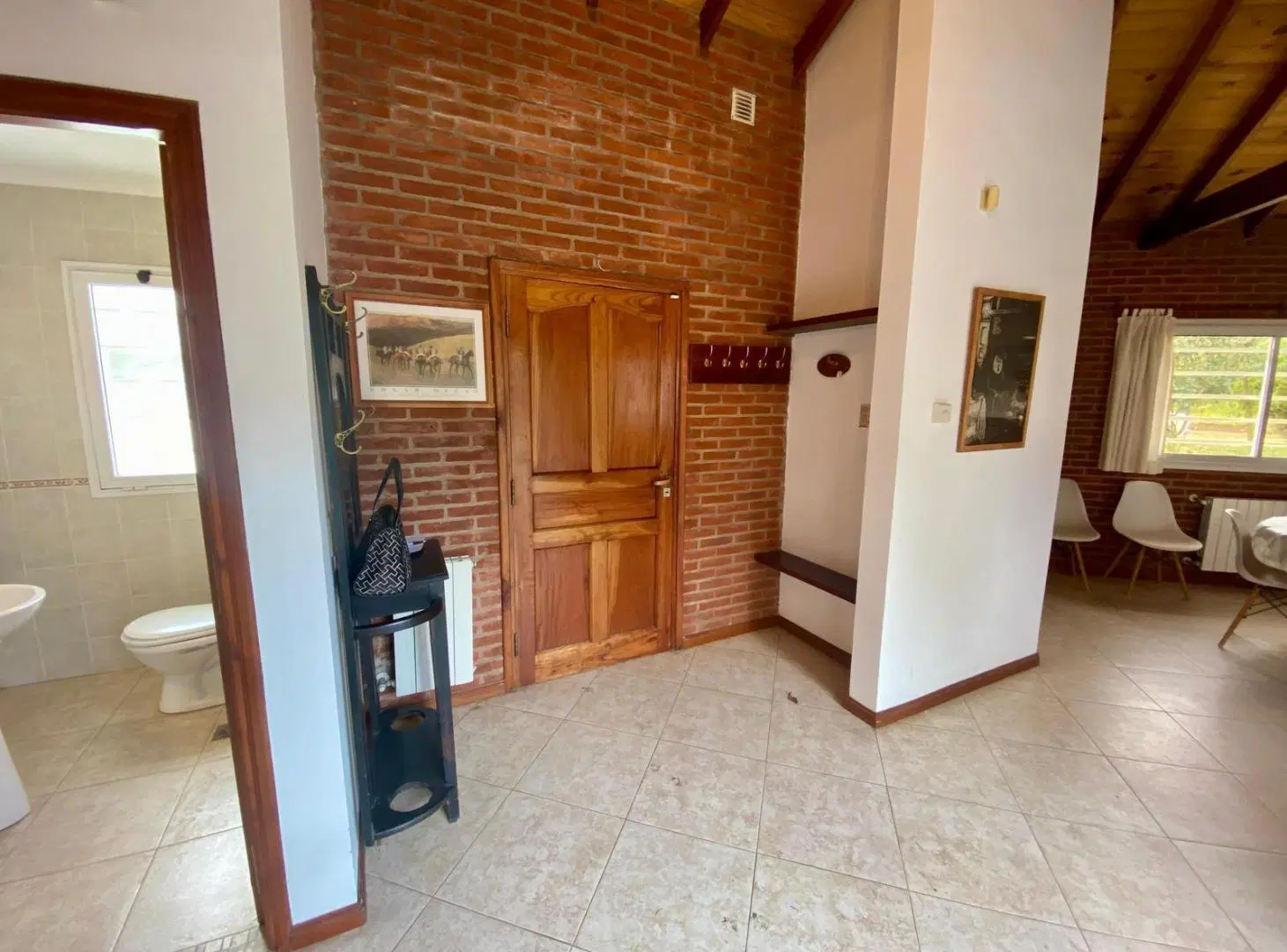 Casa de 5 ambientes en esquina, con Pileta. Zona Golf 1