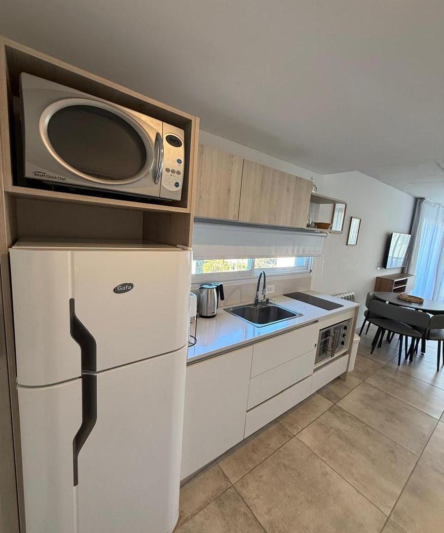 Foto de Moderno departamento con doble balcón. Piscina. Cochera, imagen 1