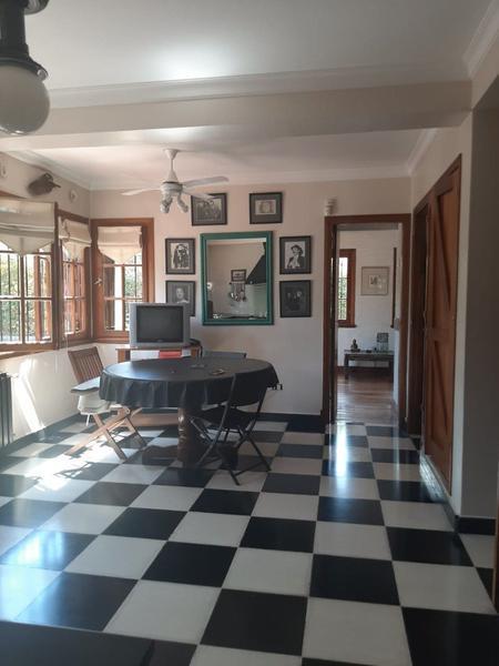 Importante chalet estilo colonial con parque y piscina.