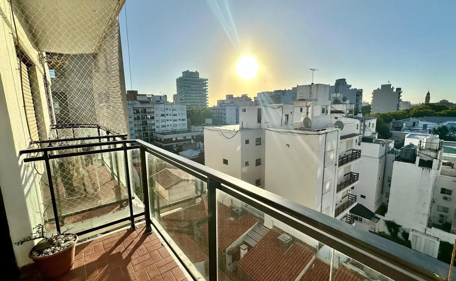 MONOAMBIENTE EN VENTA CON TODO EL SOL DE TARDE. ZONA LA PERLA 4