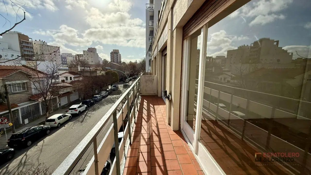 Alquiler Depto 3 amb con balcon al frente- Plaza Mitre 3