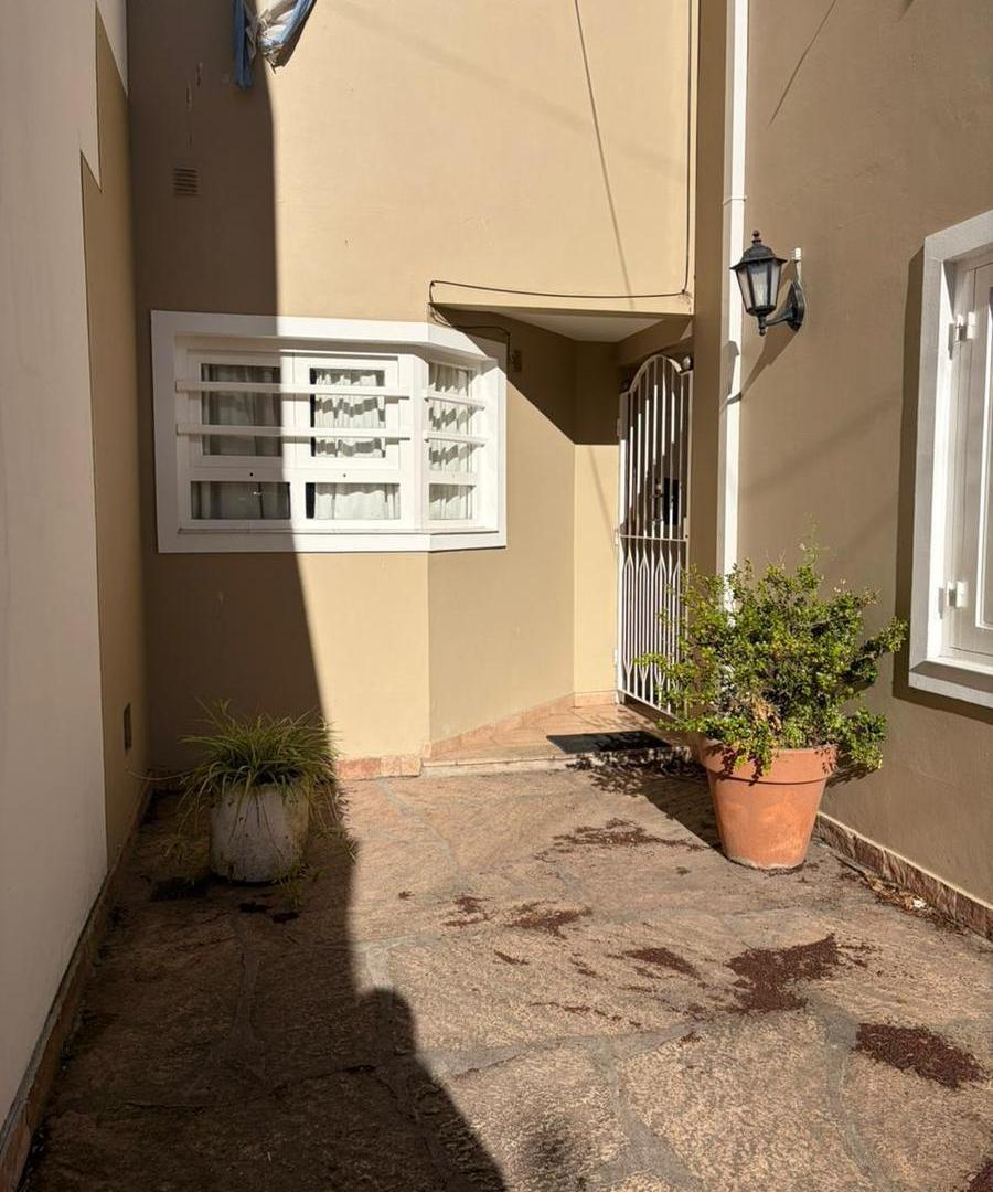 Foto de Alquiler PH 3 amb con patio en Divino Rostro, imagen 2