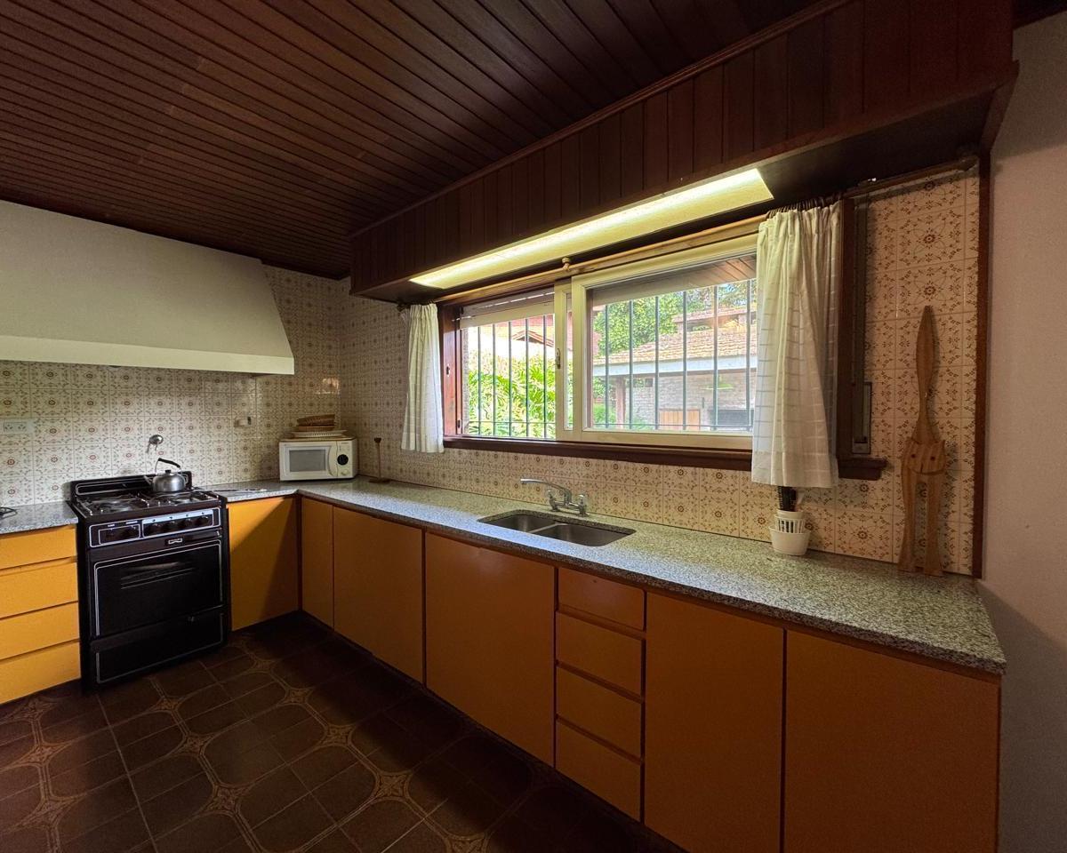 Casa 6 ambientes en  venta. Zona Centro,Villa Gesell.